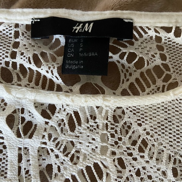 H&M loose fitting crochet top with fringe detail - Picture 2 of 4